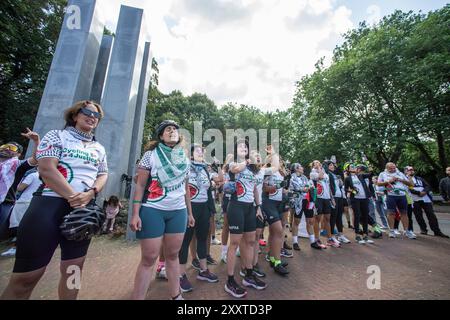Holocaust Memorial, Carnegieplein, Den Haag, Niederlande. Sonntag, 25. August 2024. Cycling4Gaza startete in Zusammenarbeit mit der Ajyal Foundation for Education die Cycling4Justice Campaign 2024. 100 Radfahrer aus 28 Ländern nahmen an der diesjährigen Veranstaltung Teil, von denen fast alle aus dem Nahen Osten nach Europa geflogen waren, wobei ein Mitglied aus Pakistan angekommen war. Die diesjährige Veranstaltung widmete sich der Sensibilisierung für die 17-jährige Blockade und den anhaltenden Völkermord in Gaza. Quelle: Charles M Vella/Alamy Live News Stockfoto