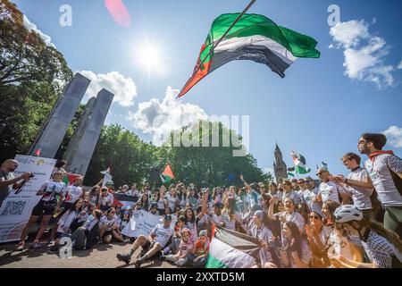 Holocaust Memorial, Carnegieplein, Den Haag, Niederlande. Sonntag, 25. August 2024. Cycling4Gaza startete in Zusammenarbeit mit der Ajyal Foundation for Education die Cycling4Justice Campaign 2024. 100 Radfahrer aus 28 Ländern nahmen an der diesjährigen Veranstaltung Teil, von denen fast alle aus dem Nahen Osten nach Europa geflogen waren, wobei ein Mitglied aus Pakistan angekommen war. Die diesjährige Veranstaltung widmete sich der Sensibilisierung für die 17-jährige Blockade und den anhaltenden Völkermord in Gaza. Quelle: Charles M Vella/Alamy Live News Stockfoto
