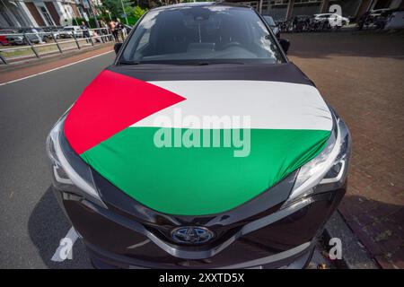 Holocaust Memorial, Carnegieplein, Den Haag, Niederlande. Sonntag, 25. August 2024. Cycling4Gaza startete in Zusammenarbeit mit der Ajyal Foundation for Education die Cycling4Justice Campaign 2024. 100 Radfahrer aus 28 Ländern nahmen an der diesjährigen Veranstaltung Teil, von denen fast alle aus dem Nahen Osten nach Europa geflogen waren, wobei ein Mitglied aus Pakistan angekommen war. Die diesjährige Veranstaltung widmete sich der Sensibilisierung für die 17-jährige Blockade und den anhaltenden Völkermord in Gaza. Quelle: Charles M Vella/Alamy Live News Stockfoto