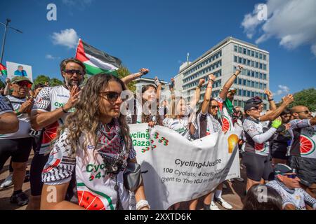 Holocaust Memorial, Carnegieplein, Den Haag, Niederlande. Sonntag, 25. August 2024. Cycling4Gaza startete in Zusammenarbeit mit der Ajyal Foundation for Education die Cycling4Justice Campaign 2024. 100 Radfahrer aus 28 Ländern nahmen an der diesjährigen Veranstaltung Teil, von denen fast alle aus dem Nahen Osten nach Europa geflogen waren, wobei ein Mitglied aus Pakistan angekommen war. Die diesjährige Veranstaltung widmete sich der Sensibilisierung für die 17-jährige Blockade und den anhaltenden Völkermord in Gaza. Quelle: Charles M Vella/Alamy Live News Stockfoto