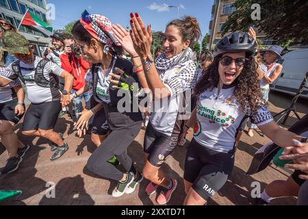 Holocaust Memorial, Carnegieplein, Den Haag, Niederlande. Sonntag, 25. August 2024. Cycling4Gaza startete in Zusammenarbeit mit der Ajyal Foundation for Education die Cycling4Justice Campaign 2024. 100 Radfahrer aus 28 Ländern nahmen an der diesjährigen Veranstaltung Teil, von denen fast alle aus dem Nahen Osten nach Europa geflogen waren, wobei ein Mitglied aus Pakistan angekommen war. Die diesjährige Veranstaltung widmete sich der Sensibilisierung für die 17-jährige Blockade und den anhaltenden Völkermord in Gaza. Quelle: Charles M Vella/Alamy Live News Stockfoto