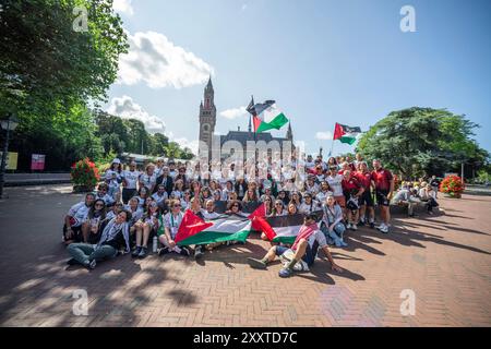 Holocaust Memorial, Carnegieplein, Den Haag, Niederlande. Sonntag, 25. August 2024. Cycling4Gaza startete in Zusammenarbeit mit der Ajyal Foundation for Education die Cycling4Justice Campaign 2024. 100 Radfahrer aus 28 Ländern nahmen an der diesjährigen Veranstaltung Teil, von denen fast alle aus dem Nahen Osten nach Europa geflogen waren, wobei ein Mitglied aus Pakistan angekommen war. Die diesjährige Veranstaltung widmete sich der Sensibilisierung für die 17-jährige Blockade und den anhaltenden Völkermord in Gaza. Quelle: Charles M Vella/Alamy Live News Stockfoto