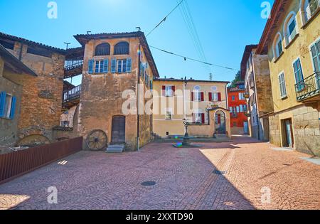 CARONA, SCHWEIZ - 22. MÄRZ 2022: Die mittelalterliche Piazza Montaa mit moderner Skulptur La Torre di Carona, Carona, Tessin, Schweiz Stockfoto