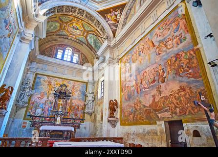 CARONA, SCHWEIZ - 22. MÄRZ 2022: Das mittelalterliche Fresko des letzten Gerichts von Domenico Pezzi in der Kapelle der Pfarrkirche St. Georg und St. Andreas Stockfoto