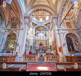 CARONA, SCHWEIZ - 22. MÄRZ 2022: Hauptaltar, Kapellen und Gewölbe der Pfarrkirche St. Georg und St. Andreas in Carona, Tessin, Switze Stockfoto