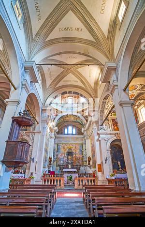 CARONA, SCHWEIZ - 22. MÄRZ 2022: Die mittelalterliche, reich verzierte Pfarrkirche St. Georg und St. Andreas in Carona, Tessin, Schweiz Stockfoto