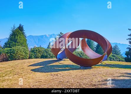 CARONA, SCHWEIZ - 22. MÄRZ 2022: Erkunden Sie den künstlerischen Pfad im Parco San Grato, genießen Sie die Installation von Luca Minotti, Carona, Schweiz Stockfoto