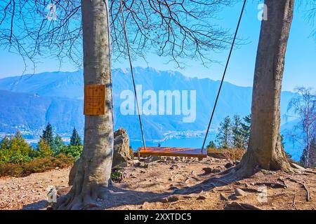 CARONA, SCHWEIZ - 22. MÄRZ 2022: Luganer See und Alpen von Swing the World, Parco San Grato, Carona, Schweiz Stockfoto