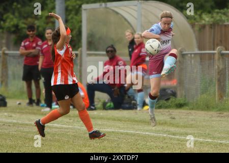 Ashford Town Middx FC Women gegen Chesham United FC Women FA Women's National League im RPS Stadium 25. August 2024 Stockfoto