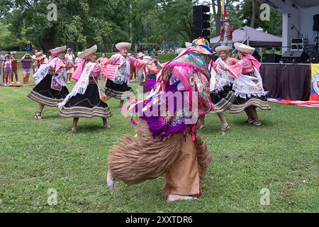 Tänzerinnen und Tänzerinnen der ecuadorianischen Gruppe Sentimiento Andina NY tanzen beim Ecuadorian Heritage Festival in Croton on Hudson, Westchester, NY. Stockfoto