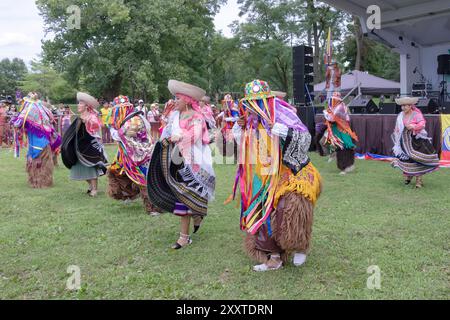 Tänzerinnen und Tänzerinnen der ecuadorianischen Gruppe Sentimiento Andina NY tanzen beim Ecuadorian Heritage Festival in Croton on Hudson, Westchester, NY. Stockfoto