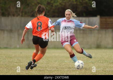 Ashford Town Middx FC Women gegen Chesham United FC Women FA Women's National League im RPS Stadium 25. August 2024 Stockfoto