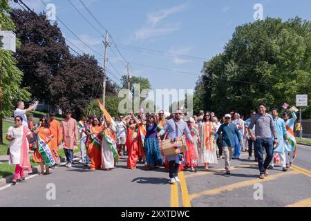 Eine fröhliche Gruppe von Demonstranten feiert den Jahrestag der Unabhängigkeit Indiens bei der New City India Day Parade im Rockland County, New York. Stockfoto