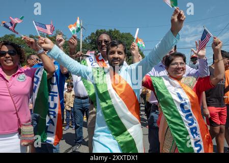 Eine fröhliche Gruppe von Demonstranten feiert den Jahrestag der Unabhängigkeit Indiens bei der New City India Day Parade im Rockland County, New York. Stockfoto