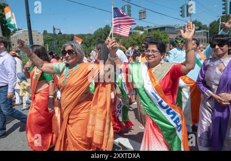 Eine fröhliche Gruppe von Demonstranten feiert den Jahrestag der Unabhängigkeit Indiens bei der New City India Day Parade im Rockland County, New York. Stockfoto