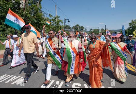 Eine fröhliche Gruppe von Demonstranten feiert den Jahrestag der Unabhängigkeit Indiens bei der New City India Day Parade im Rockland County, New York. Stockfoto