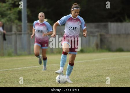 Ashford Town Middx FC Women gegen Chesham United FC Women FA Women's National League im RPS Stadium 25. August 2024 Stockfoto