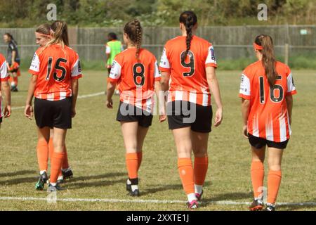 Ashford Town Middx FC Women gegen Chesham United FC Women FA Women's National League im RPS Stadium 25. August 2024 Stockfoto