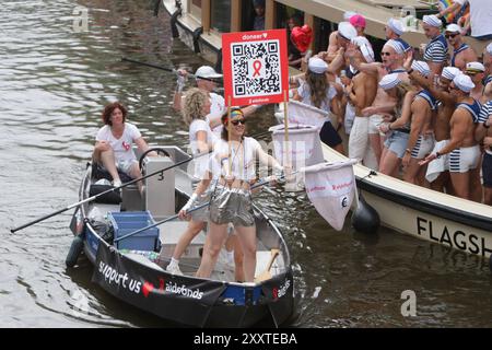 Revellers on the Boat feiert am 3. August 2024 in AMS die LGBTQIA+ Canal Pride Parade auf der Prinsengracht mit dem diesjährigen Thema „Together“ Stockfoto