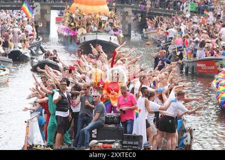 Revellers on the Boat feiert am 3. August 2024 in AMS die LGBTQIA+ Canal Pride Parade auf der Prinsengracht mit dem diesjährigen Thema „Together“ Stockfoto