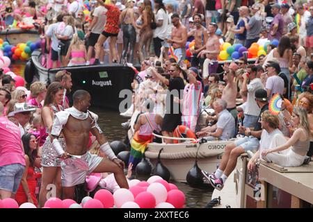Revellers on the Boat feiert am 3. August 2024 in AMS die LGBTQIA+ Canal Pride Parade auf der Prinsengracht mit dem diesjährigen Thema „Together“ Stockfoto