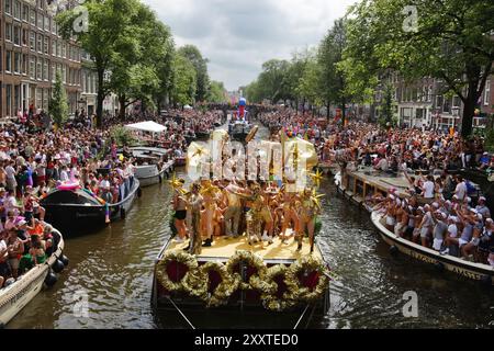 Revellers on the Boat feiert am 3. August 2024 in AMS die LGBTQIA+ Canal Pride Parade auf der Prinsengracht mit dem diesjährigen Thema „Together“ Stockfoto