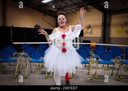 Ein Verkäufer beim Fishkill Horror fest, verkleidet als Pennywise, ein Bösewicht in der Stephen King Roman and TV Series, 'IT' in Dutchess County, New York. Stockfoto