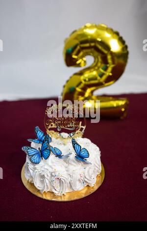 Wunderschöner weißer Kuchen bei der zweiten Geburtstagsparty drinnen Stockfoto