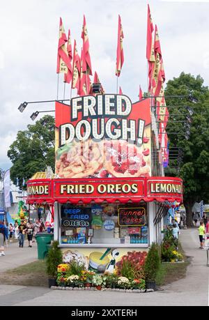 Ein Imbissstand, der frittierten Teig und frittierte Oreo-Kekse verkauft. Auf der Dutchess County Fair in Rhilebeck, New York. Stockfoto