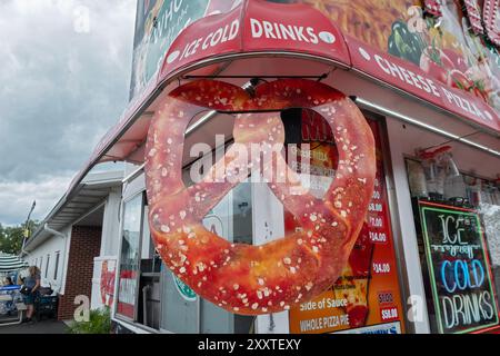 Ein Verkäufer auf der Dutchess County Fair, der gesalzene Brezeln, Getränke und italienische Speisen verkauft. 2024 in Rhineback, New York. Stockfoto