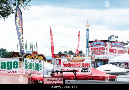 Eine allgemeine Ansicht der Lebensmittelhändler auf der Dutchess County Fair in Rhinebeck, New York im Sommer 2024. Stockfoto