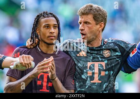 25.08.2024, VfL Wolfsburg vs. FC Bayern München, 1. Bundesliga, 1. Spieltag Michael Olise (FC Bayern München, 17) Thomas Müller (FC Bayern München, #25) Wichtiger Hinweis: Gemaess den Vorgaben der DFL Deutsche Fussball Liga bzw. Des DFB Deutscher Fussball-Bund ist es untersagt, in dem Stadion und/oder vom Spiel angefertigte Fotoaufnahmen in Form von Sequenzbildern und/oder videoaehnlichen Fotostrecken zu verwerten Foto: Bahho Kara/Kirchner-Media Stockfoto