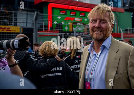 Zandvoort, Niederlande, 25. August 2024, Willem-Alexander, König der Niederlande, König der Niederlande, Teilnahme am Renntag, 15. Runde der Formel-1-Meisterschaft 2024. Credit: Michael Potts/Alamy Live News Credit: Michael Potts/Alamy Live News Stockfoto