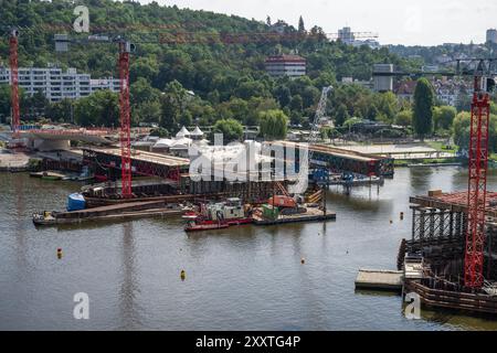 Prag, Tschechische Republik. August 2024. Transport der letzten und größten Stahlkonstruktion per Schiff von Velka Chuchle zur Baustelle der Dvorecky Brücke in Prag, Tschechische Republik, 26. August 2024. Quelle: Michaela Rihova/CTK Photo/Alamy Live News Stockfoto