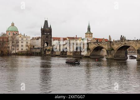 Prag, Tschechische republik - 24. November 2023: Prags Architektur spiegelt sich in stillen Gewässern der Karlsbrücke wider Stockfoto