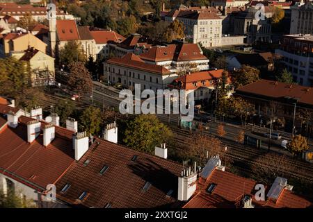 Bunte Dächer und Bahngleise in der Stadt Vysehrad in Prag Stockfoto