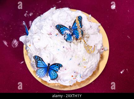 Wunderschöner weißer Kuchen nach dem Kuchen, der von oben im Haus zerdrückt wird Stockfoto