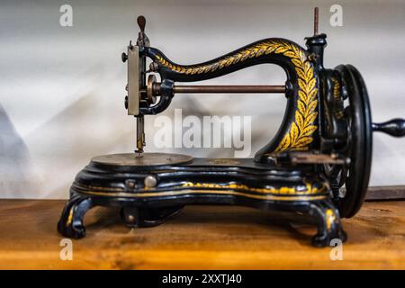 Sehr alte Nähmaschine, die in den Dörfern Spaniens verwendet wird. Stockfoto