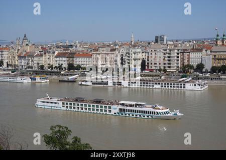 Ungarn, Budapest, Panoramablick auf die Stadt mit Kreuzfahrtschiffen auf der Donau und Elisabethbrücke im Hintergrund. Die Donau ist die zweite Stockfoto