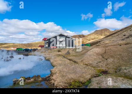 Das geothermische Gebiet von Hveradalir in Island an einem sonnigen Frühlingstag mit Wolken und blauem Himmel Stockfoto