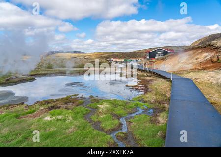 Das geothermische Gebiet von Hveradalir in Island an einem sonnigen Frühlingstag mit Wolken und blauem Himmel Stockfoto