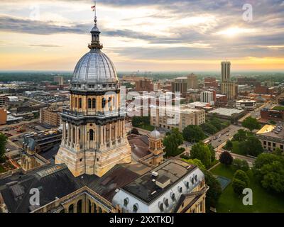 Die Skyline der Innenstadt von Springfield, Illinois, USA mit dem Hauptstadtgebäude des Bundesstaates. Stockfoto