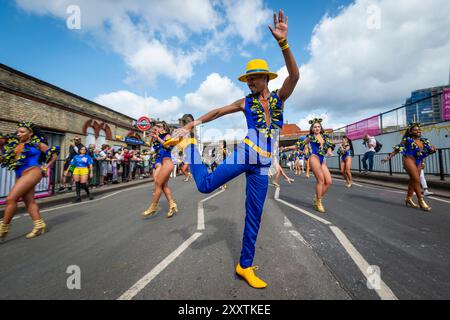 London, Großbritannien. 26. August 2024. Teilnehmer in Kostümen nehmen am zweiten Tag des Notting Hill Carnival am Grand Finale Teil. Europas größtes Straßenfest findet an zwei Tagen statt und feiert die karibische Kultur mit über einer Million Menschen jeden Tag. Quelle: Stephen Chung / Alamy Live News Stockfoto