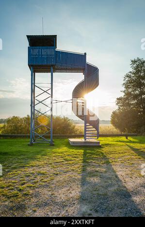 Plattform zur Vogelbeobachtung im Soomaa-Nationalpark, Estland. Beobachtungsplattform in den Sonnenuntergangsstrahlen. Stockfoto