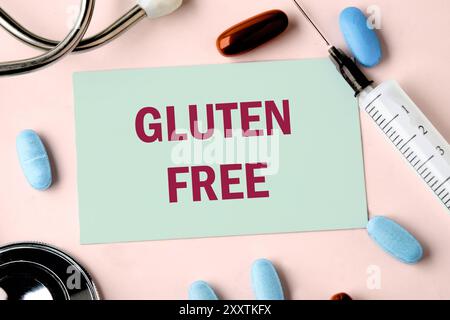 GLUTENFREIE Wörter auf der Visitenkarte in einer Komposition mit Stethoskop, Pillen und Spritze. Stockfoto