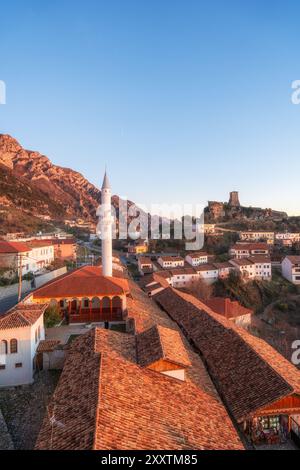 Aus der Vogelperspektive auf Kruja Burg und Basar, Albanien. Stockfoto