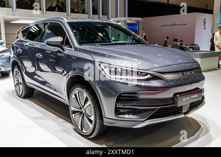 BYD TANG Elektro-SUV-Auto auf dem Genfer Automobilsalon. Schweiz - 26. Februar 2024. Stockfoto