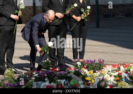 Solingen, Deutschland. August 2024. Bundeskanzler Olaf SCHOLZ legt eine weiße Rose ab, Bundeskanzler Olaf Scholz, Premierminister Hendriok Wuest, Wust, Wirtschaftsministerin Mona Neubaur, Innenminister Herbert Reul und Bürgermeister Tim Kurzbach gedenken der drei Toten und Verletzten auf dem Fronhof in Solingen, vermutlich getötet von einem 26-jährigen Syrer, der als Migrant nach Deutschland kam, Solingen, 26. August 2024 Credit: dpa/Alamy Live News Stockfoto