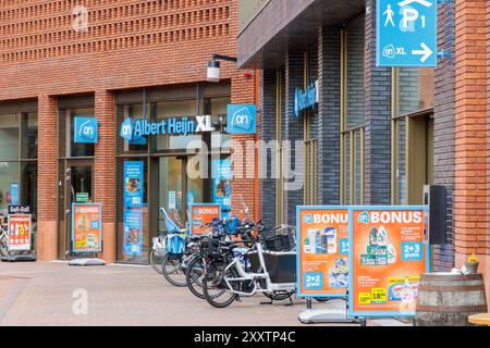 Lent, Niederlande - 14. Juli 2022: Eingang eines niederländischen Albert Heijn Supermarktes in Lent, Niederlande Stockfoto