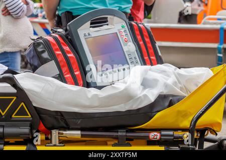 Ambulance Automatischer externer Defibrillator auf einer medizinischen Trage aus den Niederlanden Stockfoto